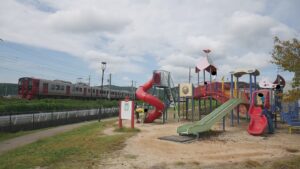 電車の見える公園　今古賀中央公園の遊具
